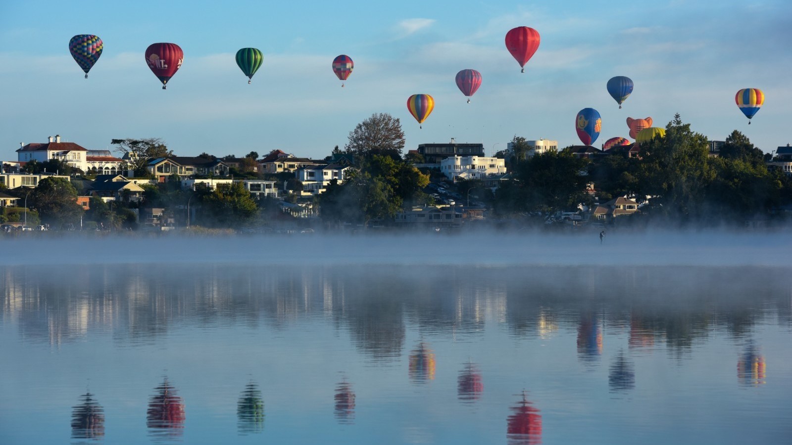 “飞屋环游记”场景再现新西兰上空! “飞屋环游记”场景再现新西兰上空!