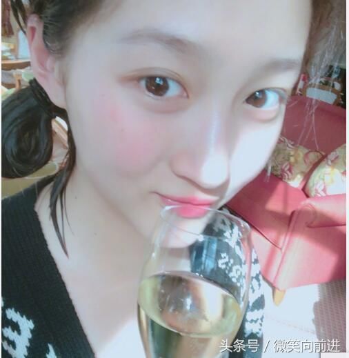 关晓彤晒沐浴后的照片,今晚这波节奏真是太给