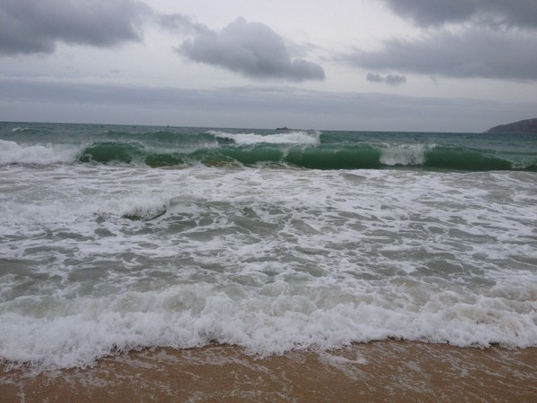 三亚亚龙湾万豪度假酒店   海浪凶猛