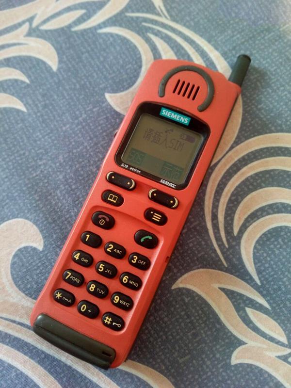 西门子s10 1998年,西门子推出s10,这部手机被认为是世界上第一部彩屏
