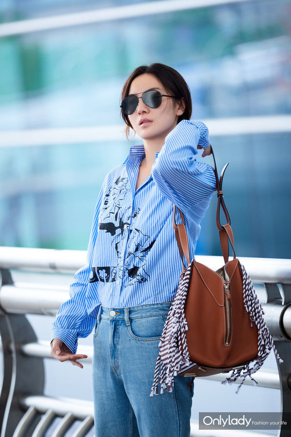 宋佳身着Edition10 2018夏季系列机场街拍