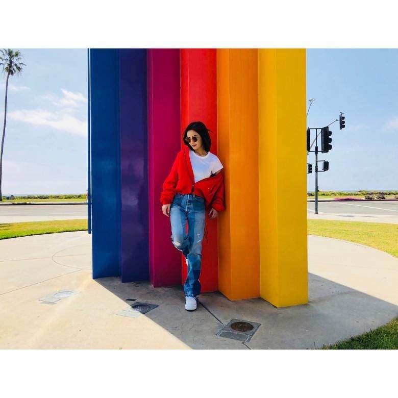 阿Sa晒旅行美照自由随性 休闲的短袖外套不失