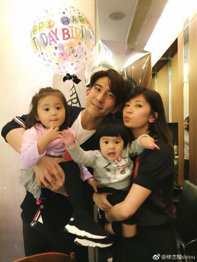 修杰楷高调表白大9岁老婆,贾静雯晒全家福,老二像妈老三像爸!