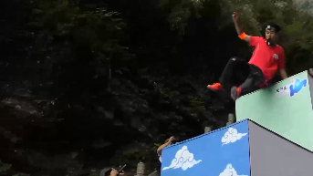 艺高人胆大！张家界天门山999级“天梯”跑酷“纵跳”完成