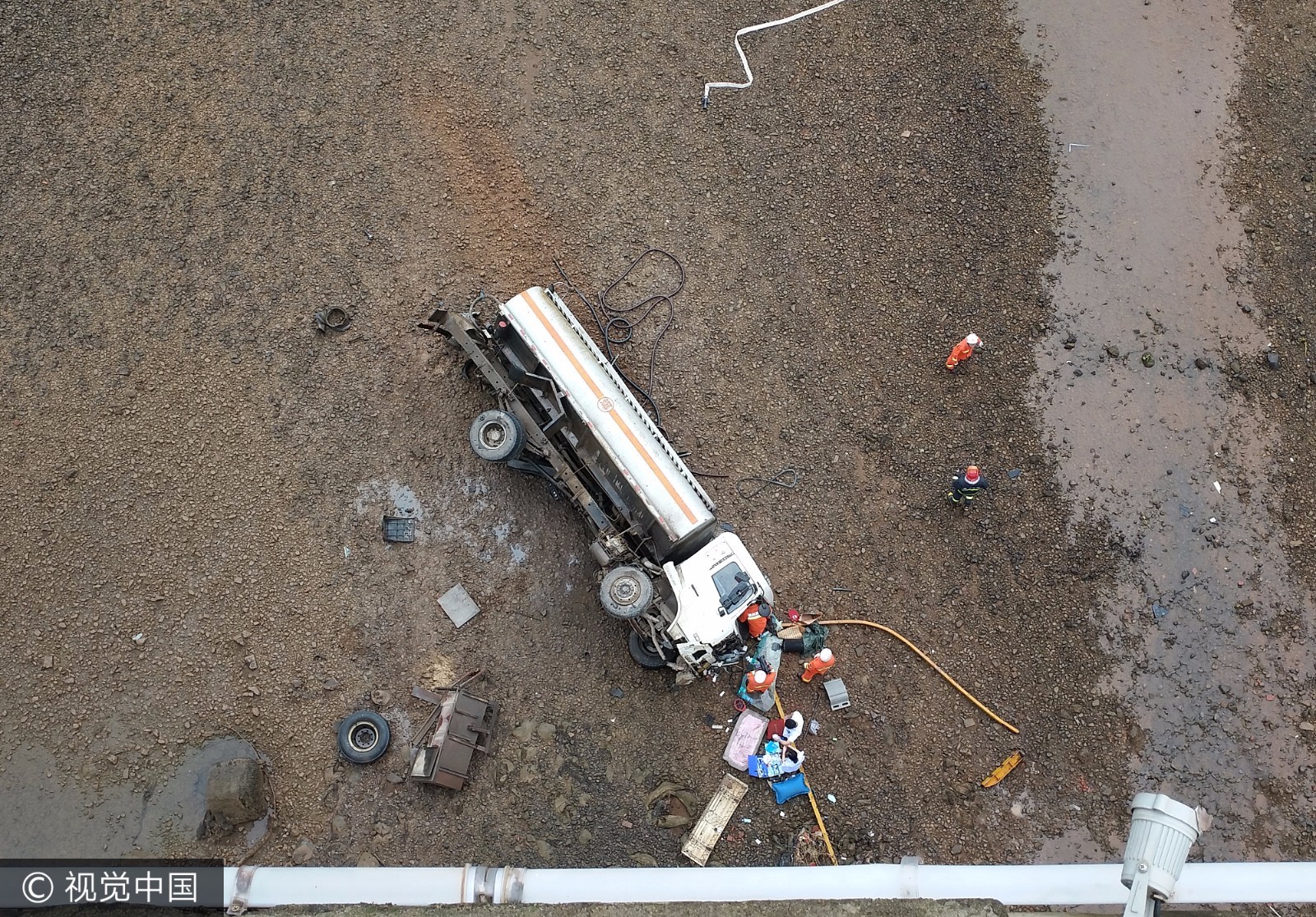 江西赣县一油罐车侧翻冲下桥 相关部门紧急救援 江西赣县一油罐车侧翻冲下桥 相关部门紧急救援