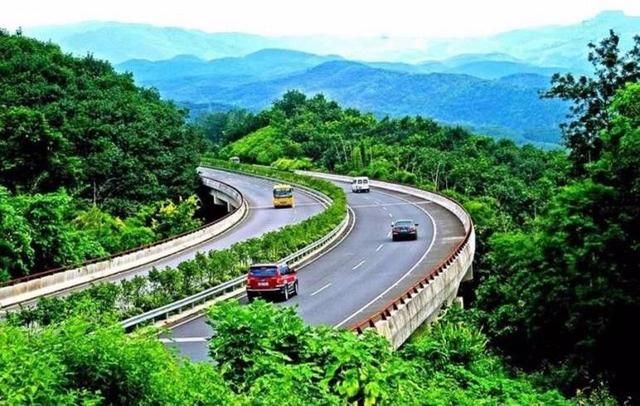 中国第一条连接三国的高速公路,被称为"最美生态公路"