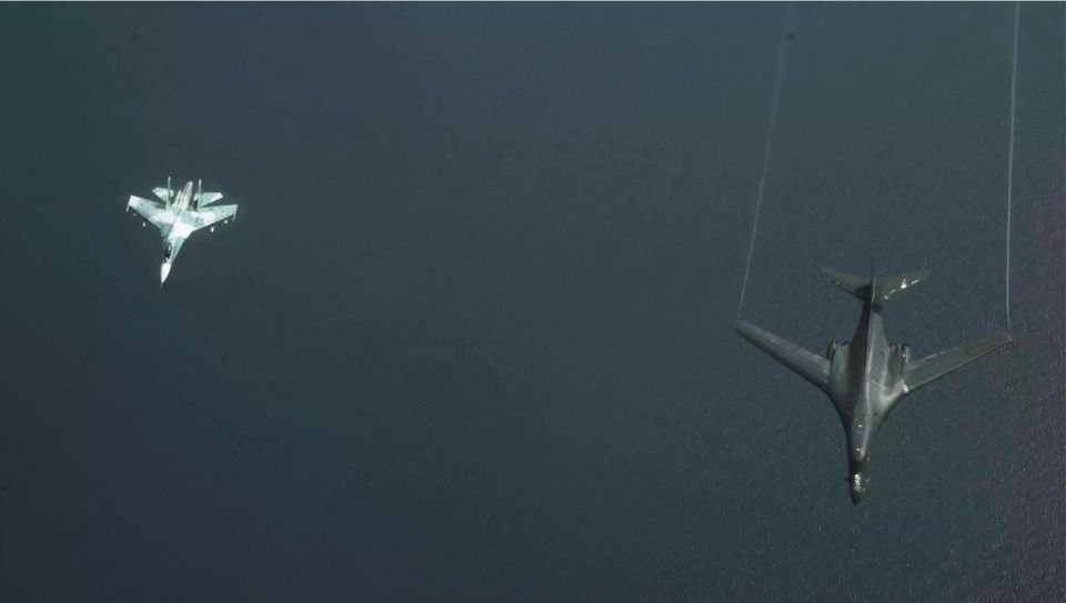 轰6K在苏35护航下远海训练,却被F16挂弹威胁