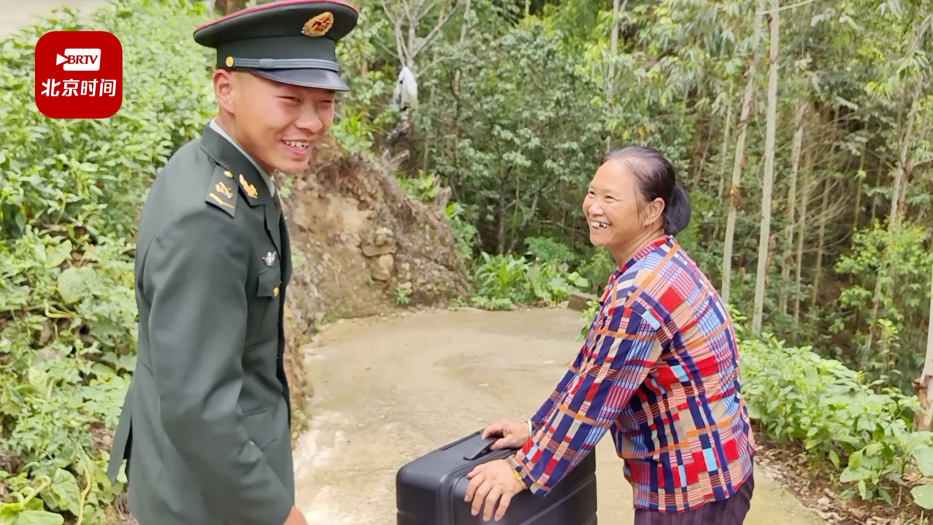 小伙入伍三年首次休假戴口罩悄悄回家 妈妈:自己掉下的肉怎么不认得 小伙入伍三年首次休假戴口罩悄悄回家 妈妈:自己掉下的肉怎么不认得