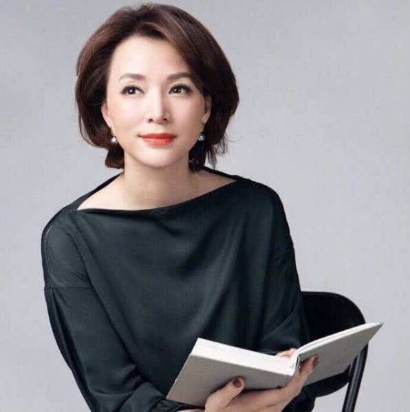 万万没想到,央视一姐竟然跟陆毅鲍蕾夫妇、胡