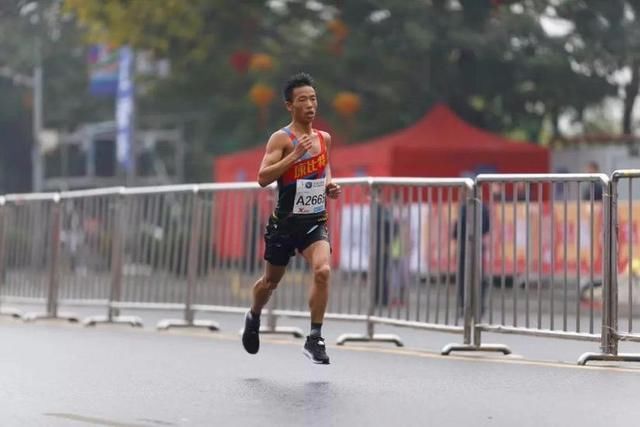 刚刚过去的这个周末 马拉松比赛又扎堆了