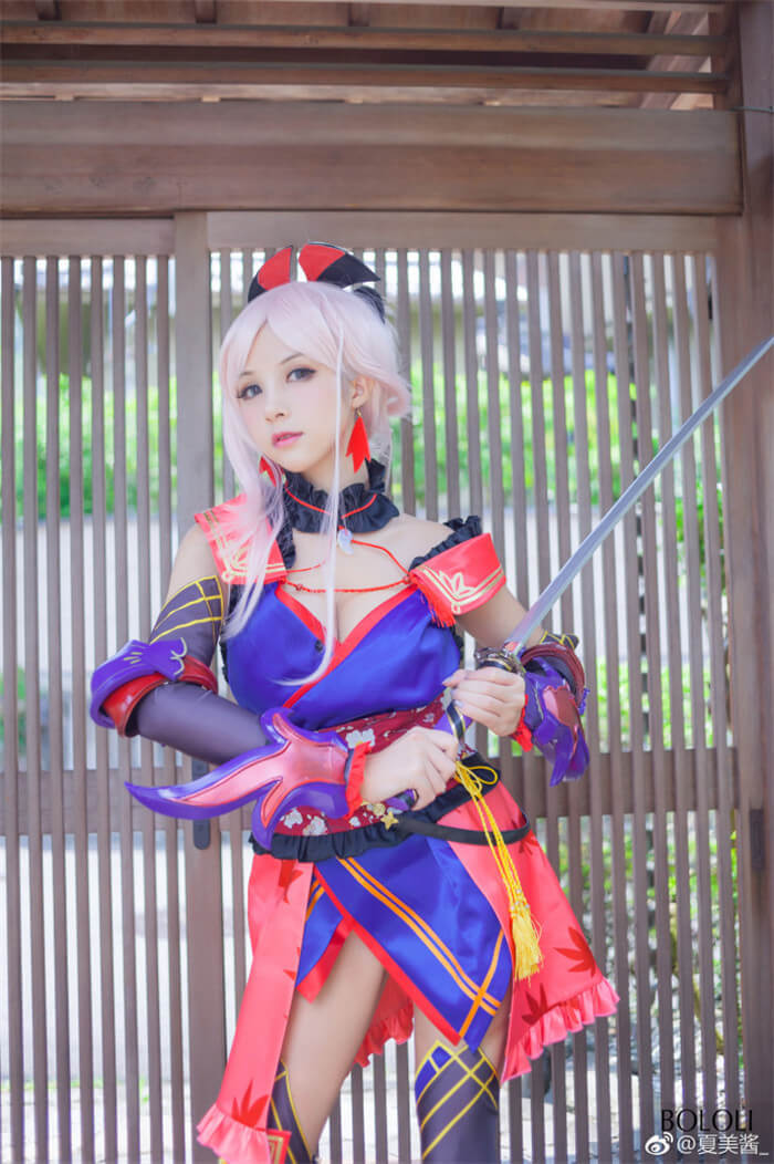 近日,她最新Cos了《FGO》的宫本武藏,制服大胸诱惑一览无遗,让我们一起来看看吧!