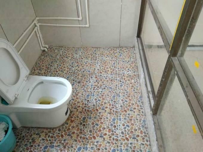 越来越多人卫生间地面不贴瓷砖,开始这样做,好