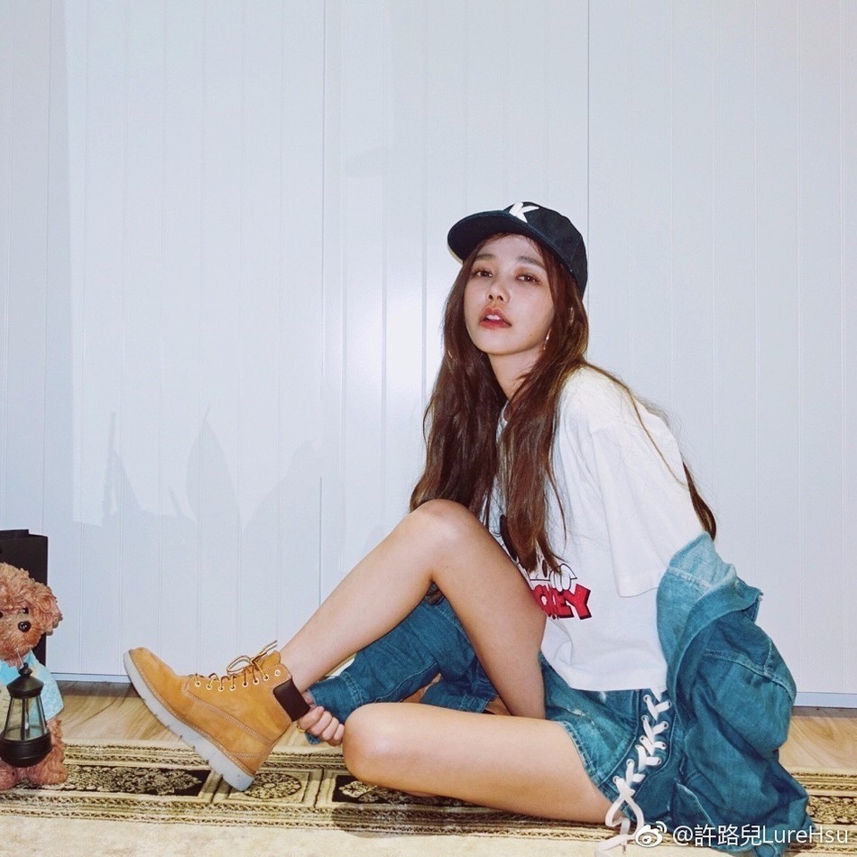 日前,网曝41岁台湾网红许路儿是台湾艺人许维恩的姐姐.