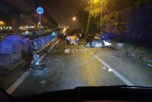 大连东联路惨烈车祸:奔驰撞桥墩4人死 系无证
