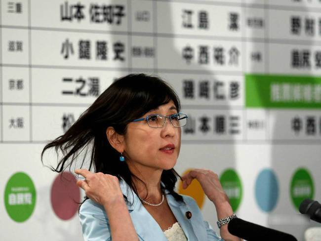 日自卫队员发传单讽稻田朋美:女防相靠不住