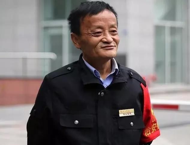 贵州某一公司保安大爷长得像似马云,快七十岁