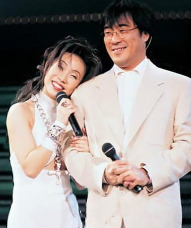 『李宗盛、林忆莲：工作室归男方，女儿归女方』当年，李宗盛不顾前妻儿女，和林忆莲爱得死去活来，1998年结婚，但6年后，两人的恋情走到尽头。是时，据负责打点李宗盛内地经纪事务的星世代公司相关人士介绍，李宗盛将会继续留在北京，而原来两人名下的“敬业工作室”和与工作室相连的一处房产归李宗盛所有，而林忆莲将在不久回到新加坡的住所，并和喜儿在新加坡定居下来。（资料来源：京华时报）