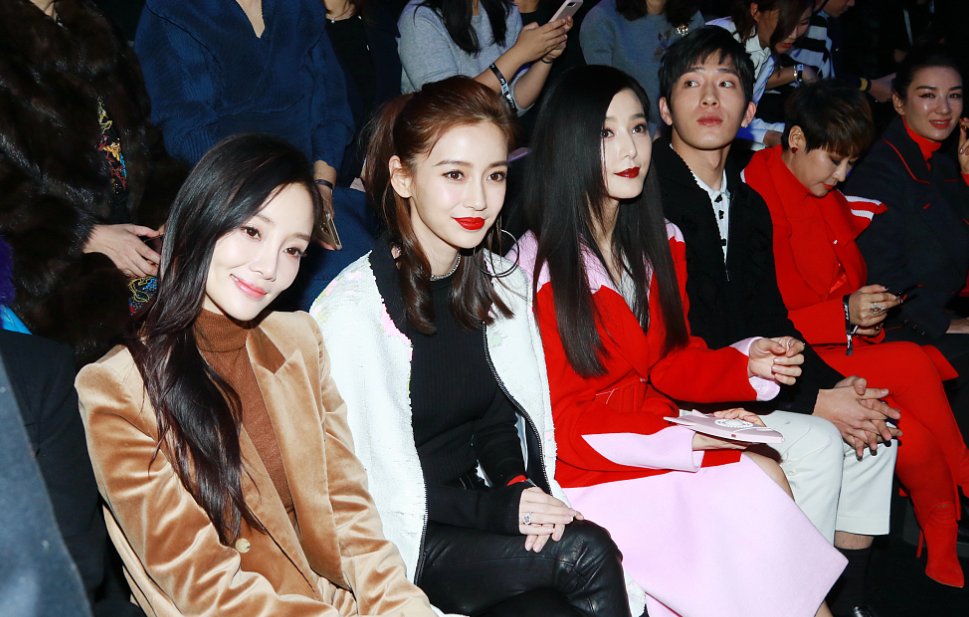 范冰冰杨颖卖力比美,却不知旁边就坐着一位大美人