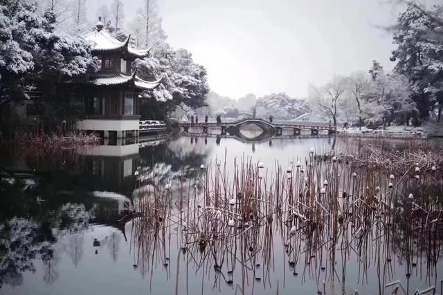 走红网络的杭州西湖雪景,其实400年前有人为此