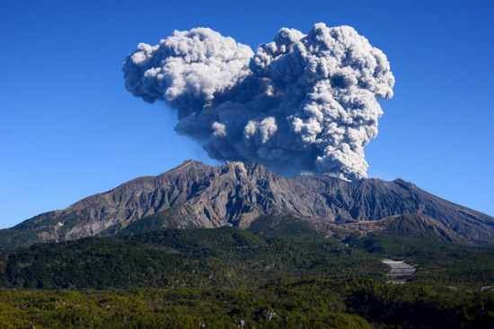 日本樱岛火山喷发 火山灰喷射高度逾4000米