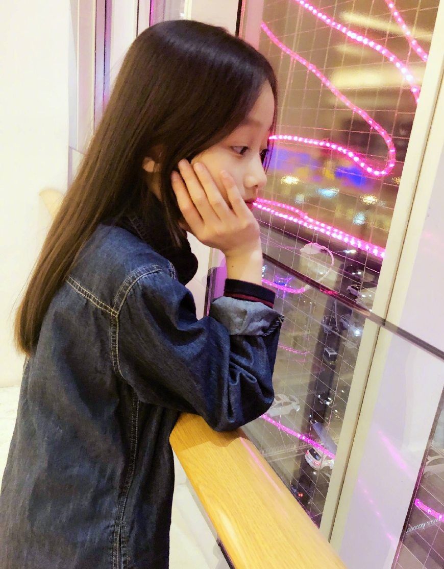 赵薇"女儿"已长大!没长残,这侧脸也太美了!而且画工了得!