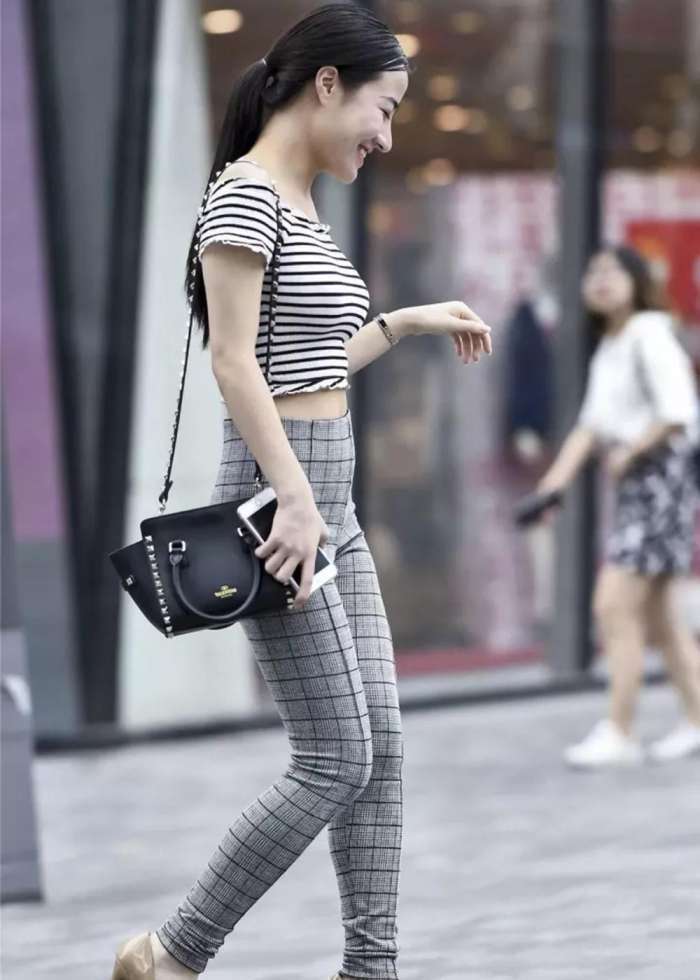 街拍:丰韵翘臀美女,穿紧身格子裤尽显婀娜!