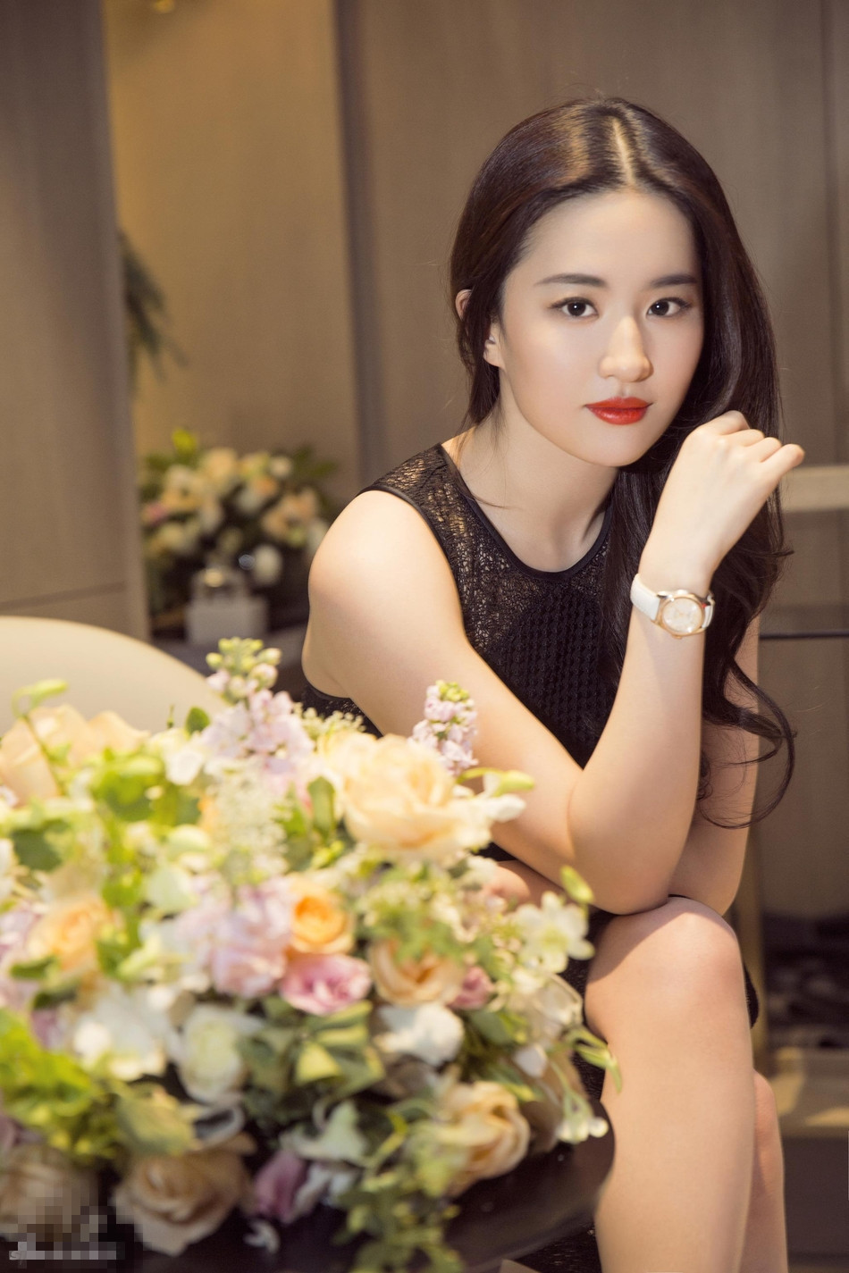 刘亦菲迈入30岁大关 黑裙红唇妩媚尽显熟女味道