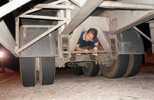 俩男子扒飞机偷渡坠地身亡,这些人的偷渡方法