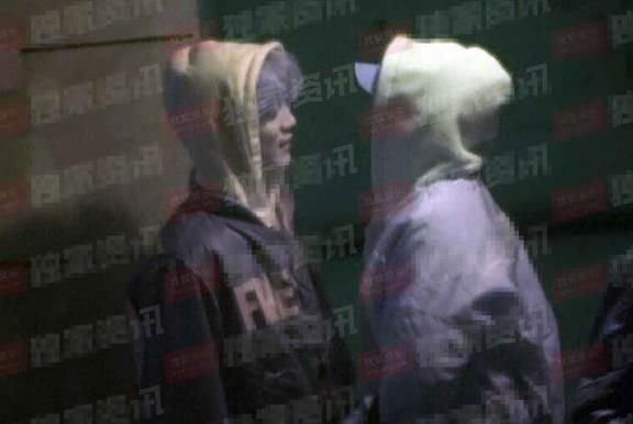 鹿晗关晓彤被拍同居,在路边亲亲抱抱真是虐狗