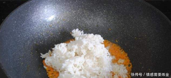 儿媳做饭给婆婆吃,婆婆突然将饭往地上一撒,婆婆与儿媳相拥大哭