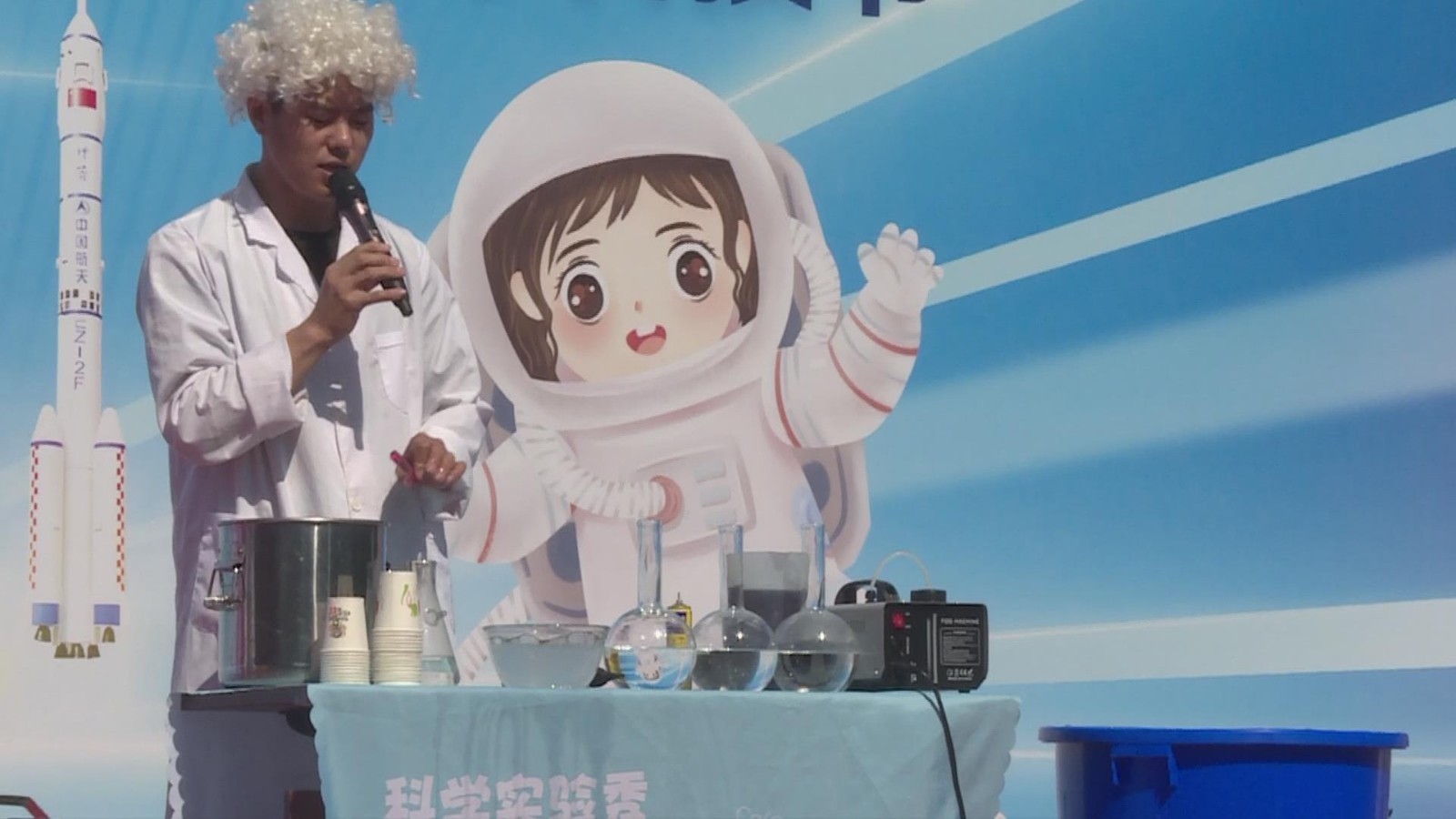 无人机演示、“空气大爆炸”实验......科技嘉年华点燃学生科技梦想! 无人机演示、“空气大爆炸”实验......科技嘉年华点燃学生科技梦想!