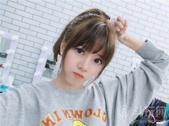 lol骆歆小姐姐微博晒写真照