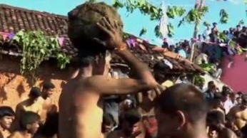 印度泼粪大战上演 屎粘得越多越高兴