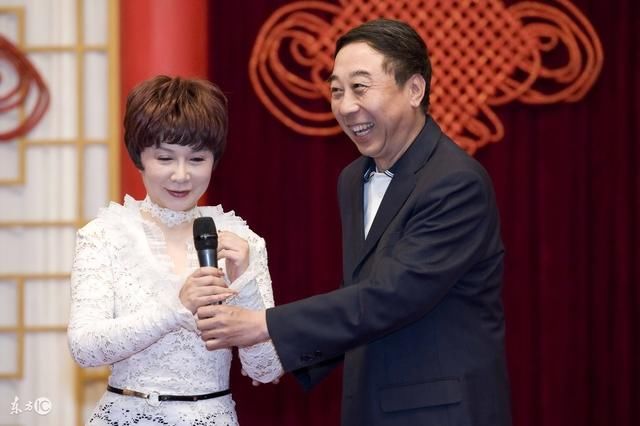 51岁冯巩家世显赫为人低调,老婆照片曝光,儿子创业已成大老板!