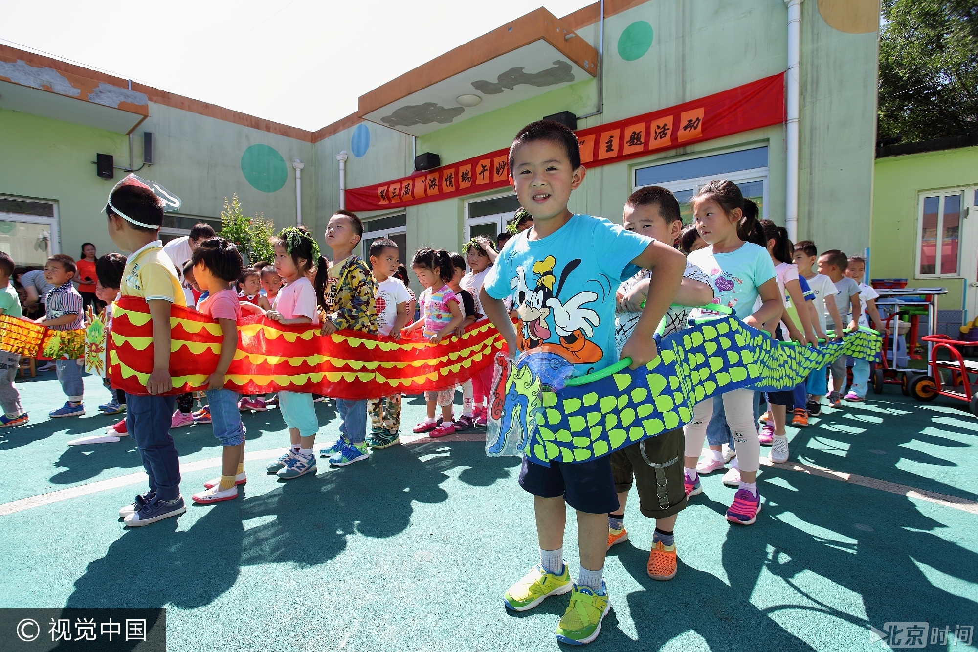 活动现场内容丰富,小孩子们都玩疯了, 孩子们用雄黄酒在小孩脑门上画王字、用艾草编花环、包粽子、制作香囊、画钟馗、赛龙舟等精彩不断, 孩子们的笑声充满着整个校园。