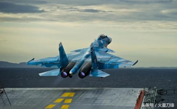 俄超级航母来袭,排水10万吨电磁弹射!美批中国