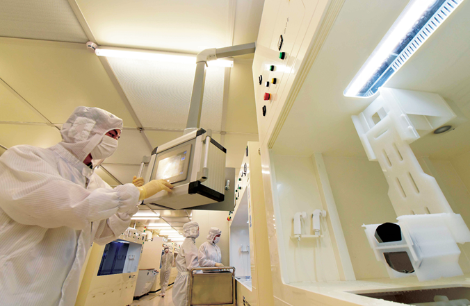 芯微电子有限公司无尘车间内,技术人员在生产新一代5英寸晶圆功率芯片