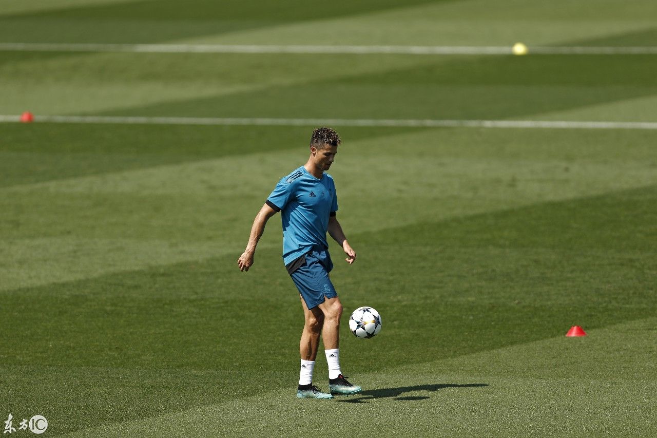 皇马集体备战欧冠决赛,C罗这腿上的肌肉应该让