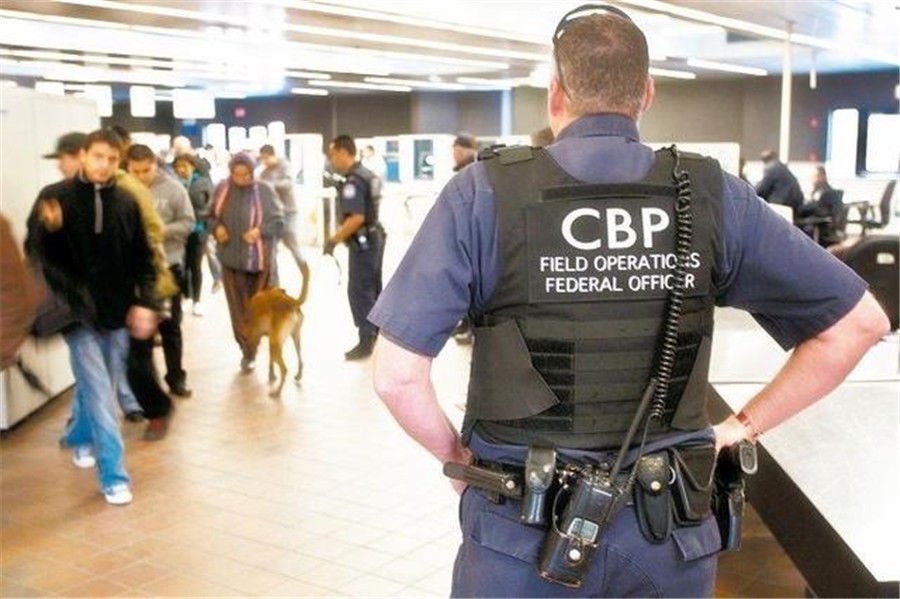 安检奇葩一幕:女子裙内水流不止，原来内藏乾坤!