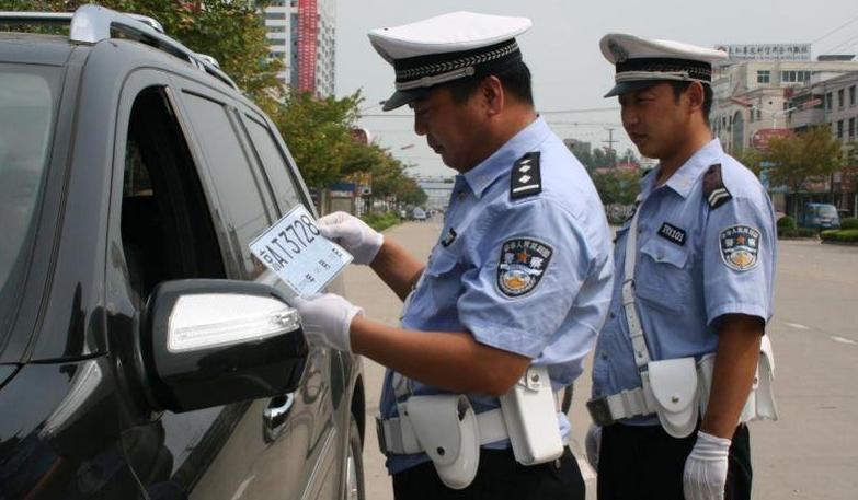 新车挂临时牌, 刚上路就被罚200扣12分, 交警: