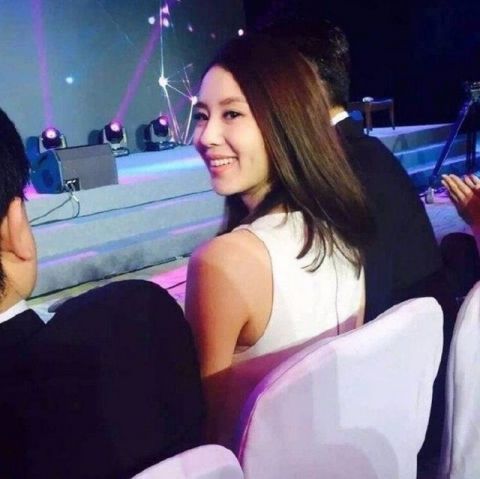 路人镜头下的刘诗诗皮肤好到发光网友:难怪吴