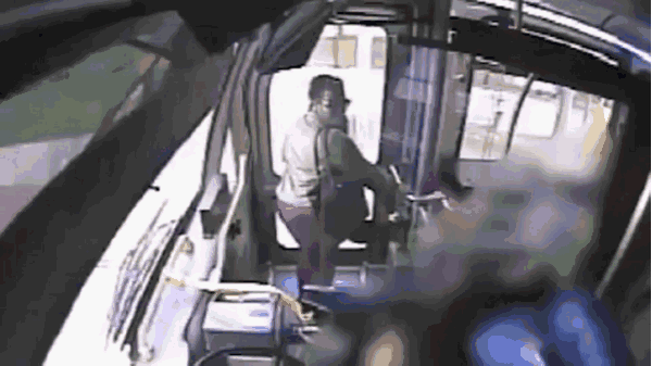 美国女子公交车上尿尿 盛满杯子全泼在司机身上
