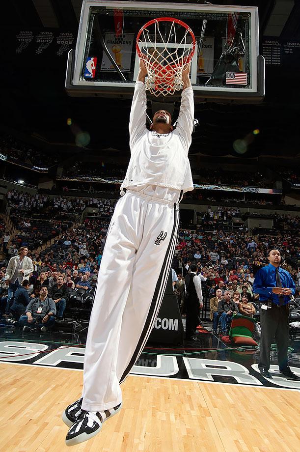 这和你的抱球的姿势一起成为了标准的邓肯造型.