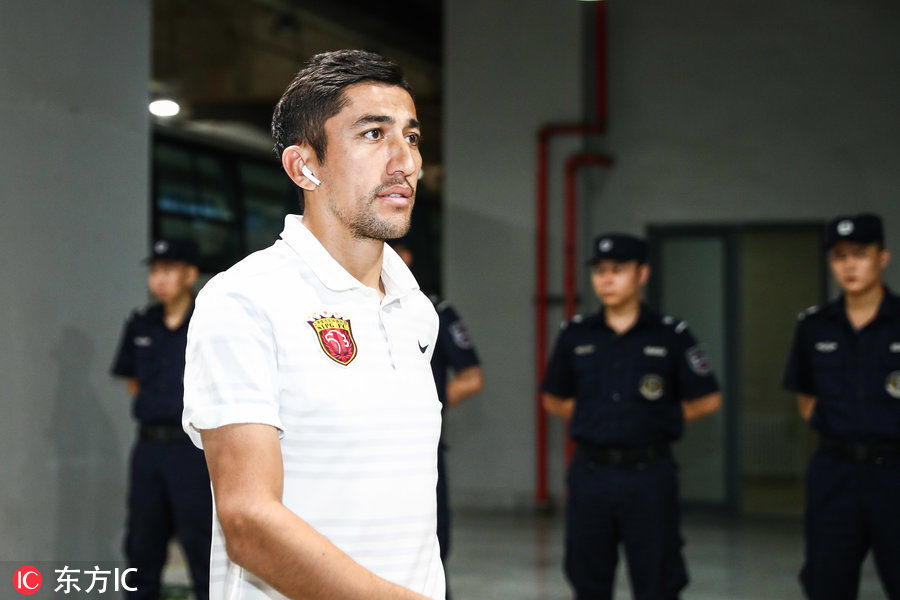 上海上港将帅抵达赛场 武磊自提两双球鞋