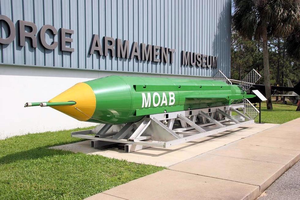 目前，有一枚GBU-43/B型炸弹被放在美国空军军械博物馆的外面。该炸弹目前状态良好，还闪闪发亮的。