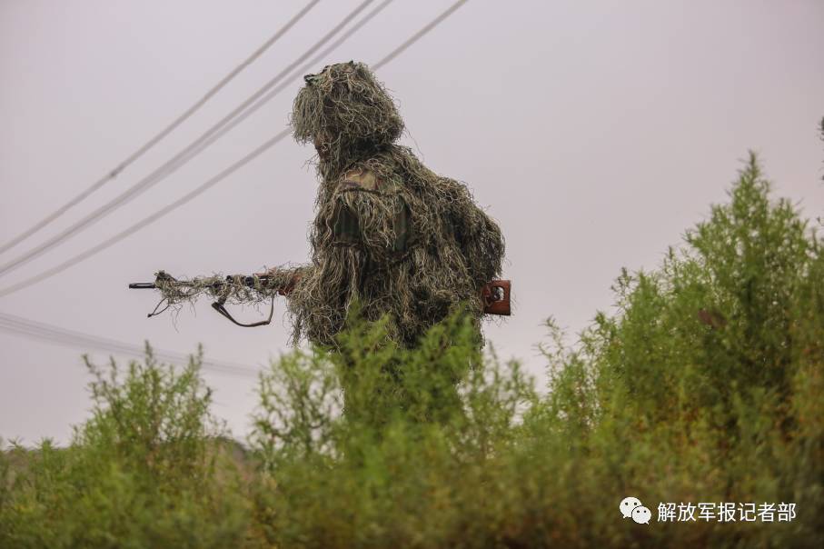 穿上伪装服的狙击手原来是这样!难得一见
