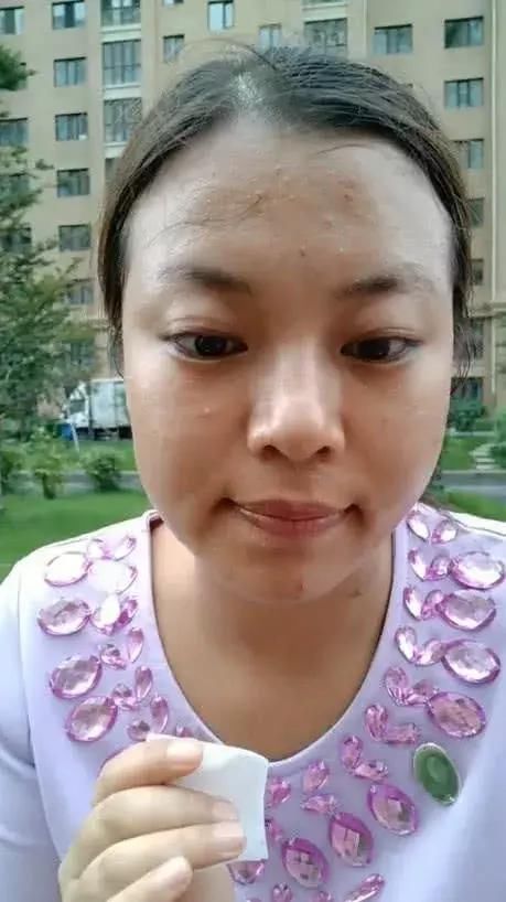 芭比娃娃上演卸妆,瞬间变身50岁大妈,网友:我心脏受不了