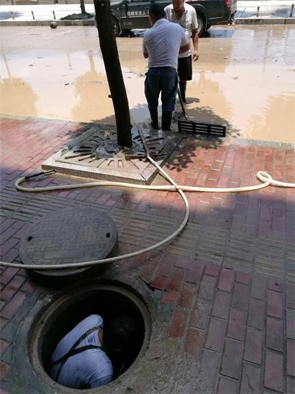 洪水过境后,新邵县住建局开展灾后自救工作