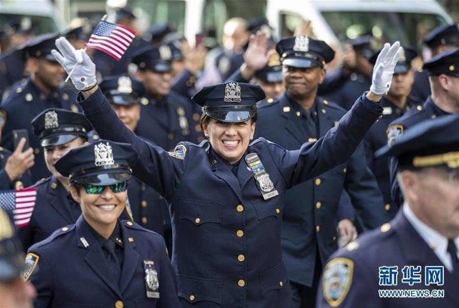 　11月11日，纽约警察参加退伍军人纪念日游行。