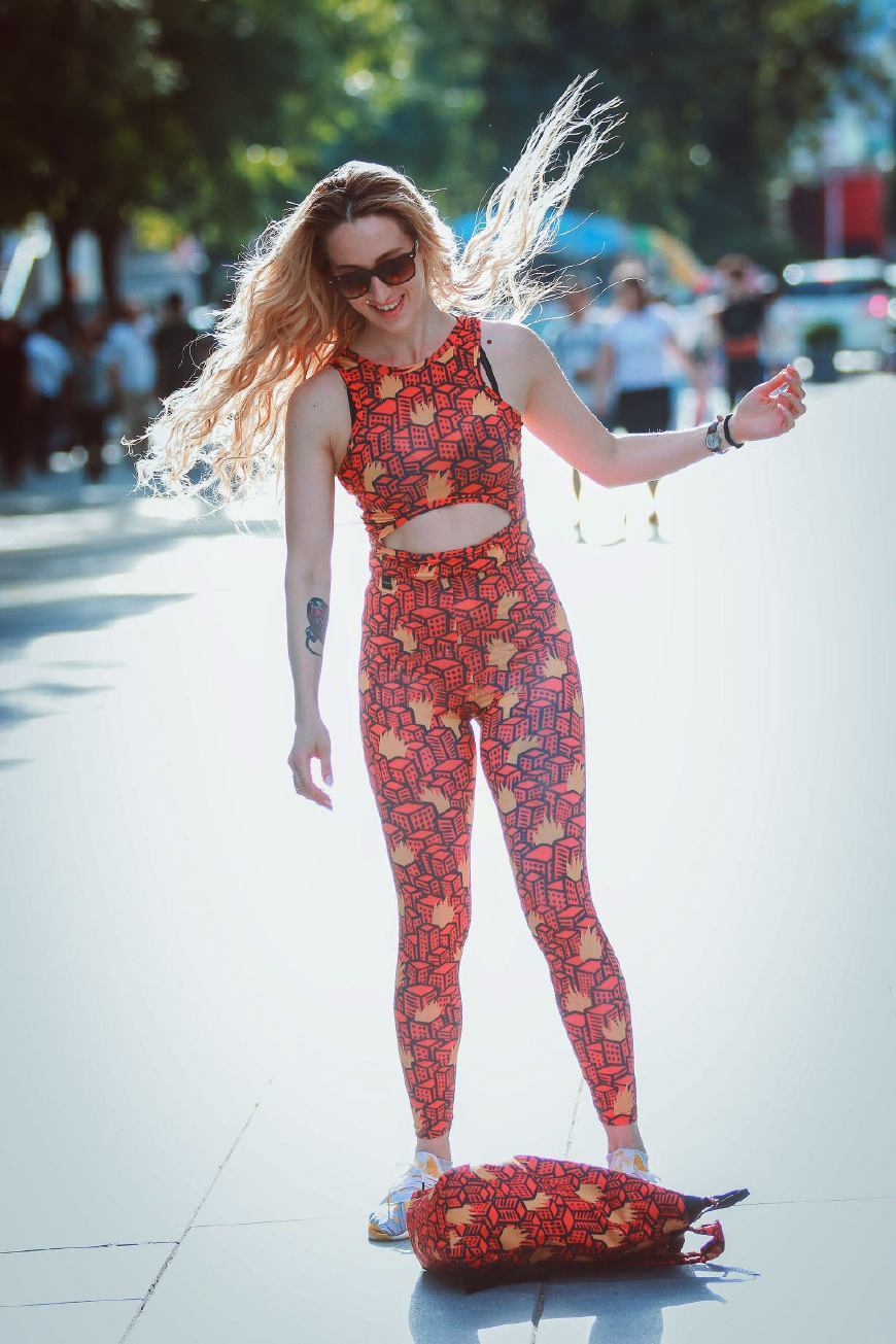 身上有火的老外,摆拍的姿势好美,是专业模特